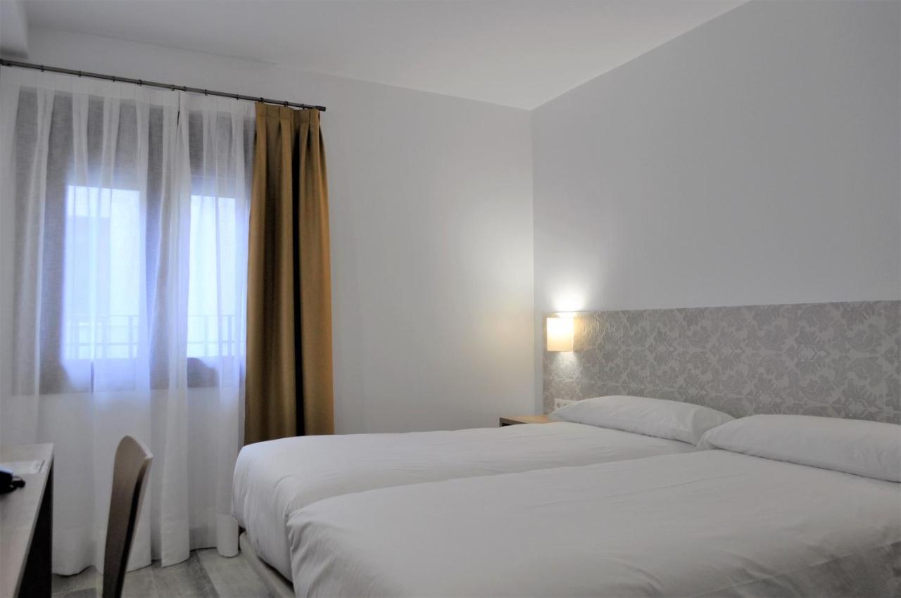 Hostal Restaurante Villa De 브리우에가 외부 사진