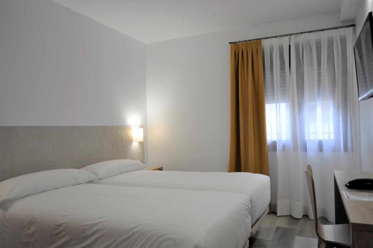 Hostal Restaurante Villa De 브리우에가 외부 사진