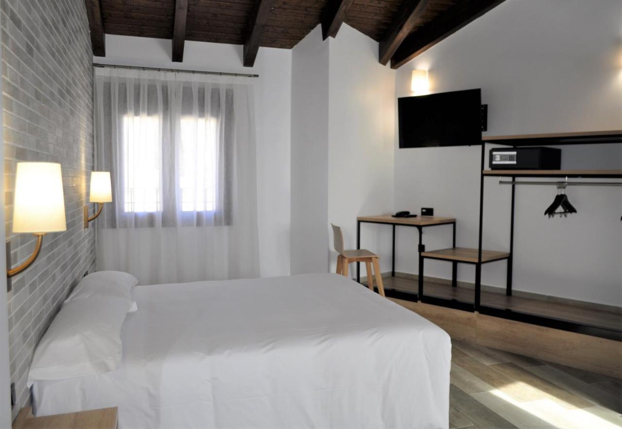 Hostal Restaurante Villa De 브리우에가 외부 사진