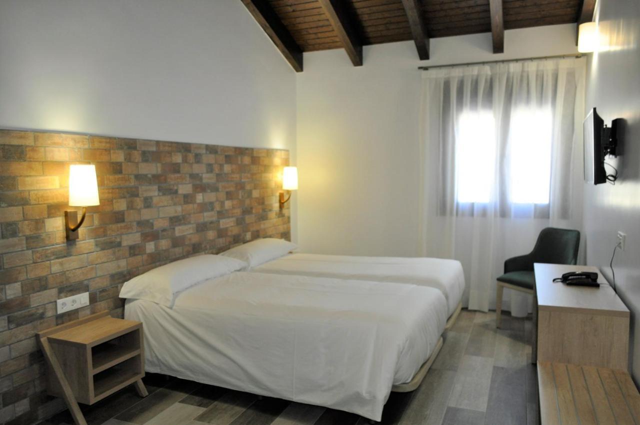 Hostal Restaurante Villa De 브리우에가 외부 사진