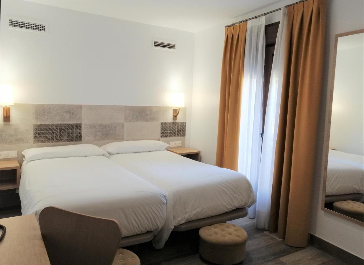 Hostal Restaurante Villa De 브리우에가 외부 사진